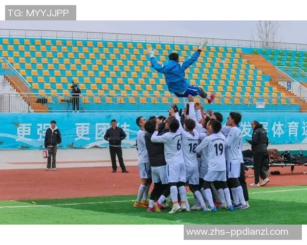 足球踢镜头下的精彩瞬间与运动员的激情碰撞展现了比赛的魅力与团队精神 足球踢镜头下的精彩瞬间与运动员的激情碰撞展现了比赛的魅力与团队精神